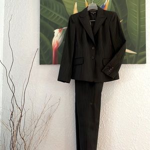 Anne Klein - 2pc sleek Pin-Stripe pant suit!